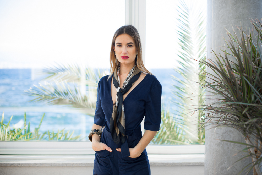 v-neckline-jumpsuit-darkblue-golden-jewellery-ethno-style-chic-style-of-the-day-ss16