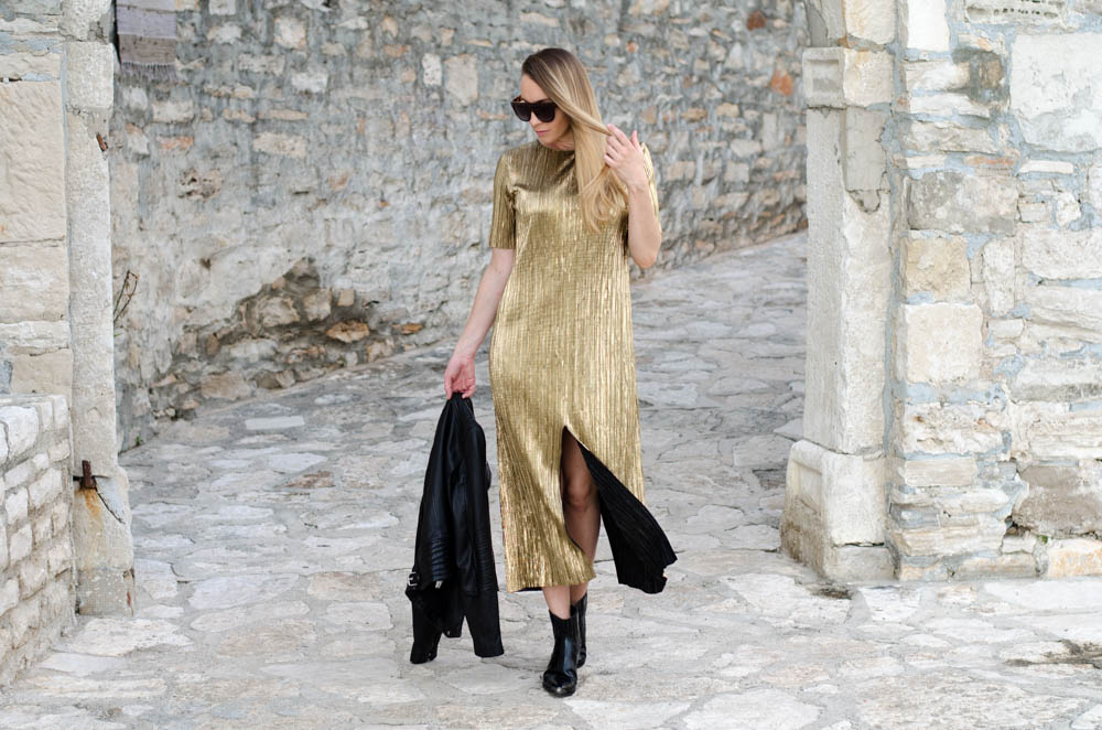 How to wear a golden dress with a leather jacket and cowboy boots. Style of the day golden dress. 